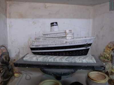 Il talento Minuccio dice di averlo sempre avuto, tanto che anche nella sua permanenza sudamericana ogni tanto si dilettava nell�eseguire qualche opera. Un esempio � il modellino di nave in marmo che vediamo in una nicchia della bottega, realizzato in ricordo del piroscafo che lo port� in Venezuela la prima volta